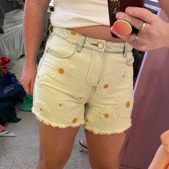 Blank NYC The Perry Mom Short Daisy - Picture 4 of 7